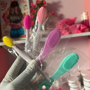 Lip brush